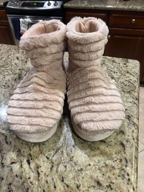 Plush Faux-Fur Women's Vibrating Slippers - Blush Pink